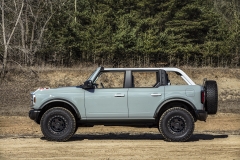 The four-door 2021 Bronco will have available removeable modular roof sections – left and right front panels, a full-width center panel and a rear section. Roof panels on both two- and four-door models can be easily removed by unlocking the latches from the interior to provide the largest overall open-top view in its class to take in the sunshine or to gaze at the stars at night. (Prototype not representative of production vehicle.)